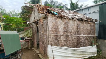 Miris! Guru Honorer Mengajar Anak Bangsa, Tapi Tidur di Rumah Bocor Beralas Lantai Tanah
