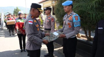 Kapolres Gayo Lues Salurkan Bantuan Kapolda Aceh kepada Personel Korban Banjir Bandang